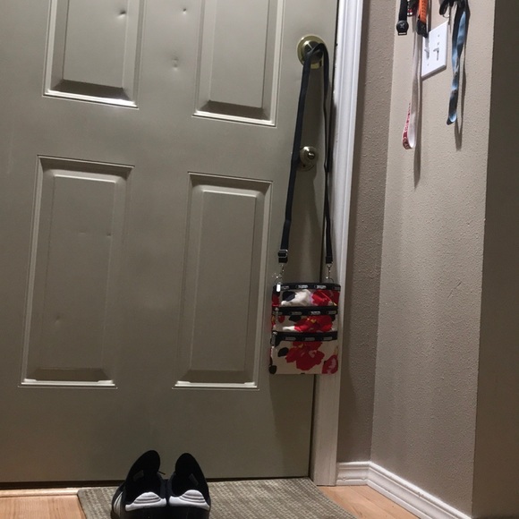 Hibiscus print LeSportsac crossbody bag - Picture 4 of 8